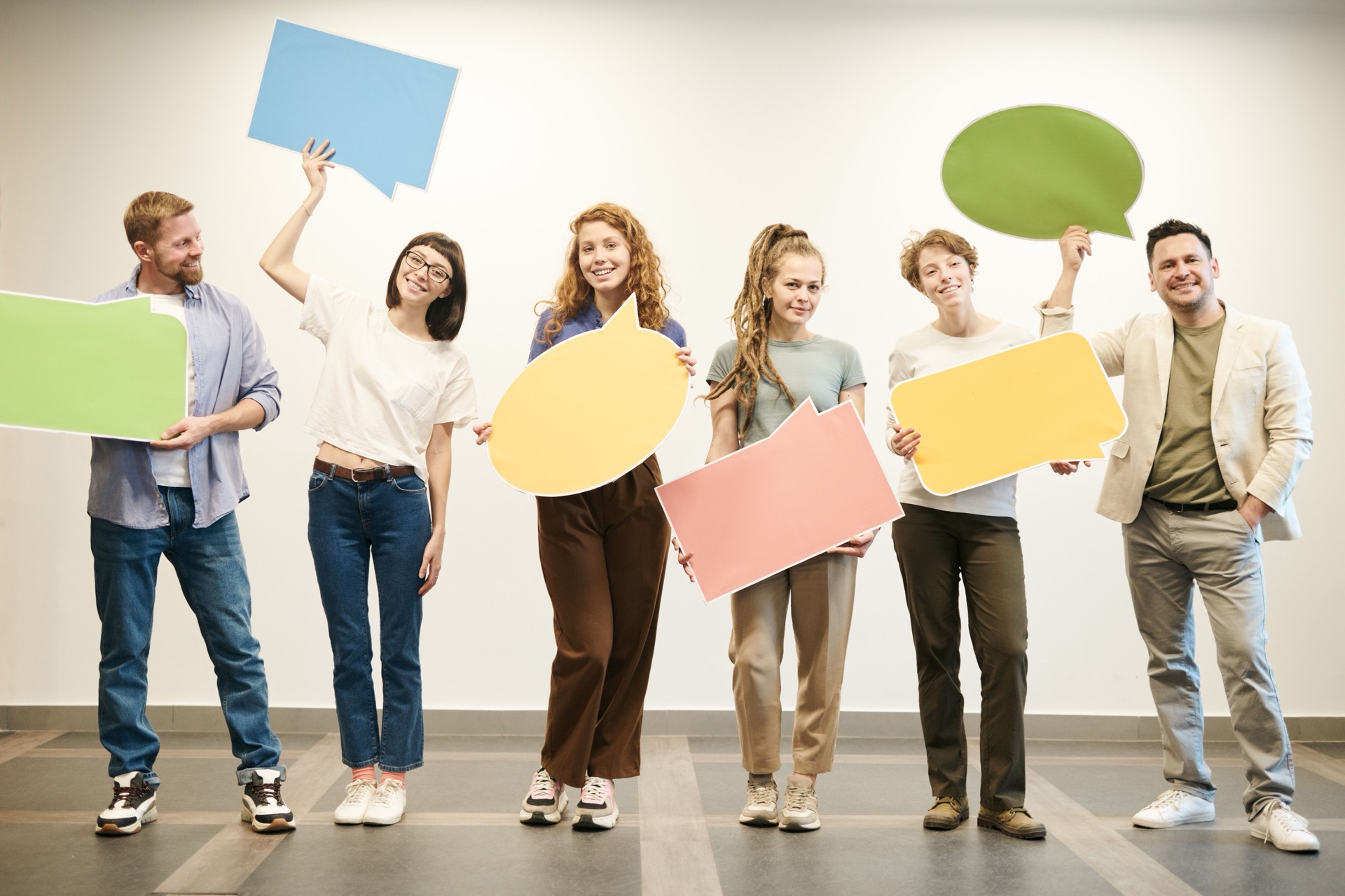 Personas con globos de diálogo, listas para conversar